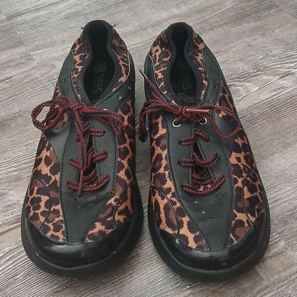 BZees Regal  Athleisure Leopard Print Fabric Low Top Sneakers  Sz  8  EUC - Picture 2 of 7